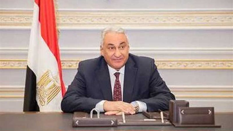 عاشور يكرّم أبناء