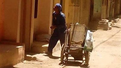 تركيب أعمدة الإنارة والكشافات بالطرق الرئيسية بقرى أبوقرقاص بالمنيا