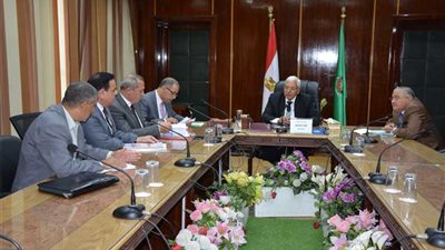 محافظ الدقهلية يجتمع بعدد من وكلاء الوزارات