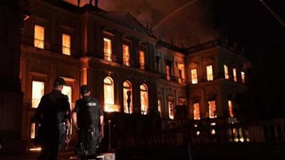 حريق هائل داخل المتحف الوطني في ريو دي جانيرو