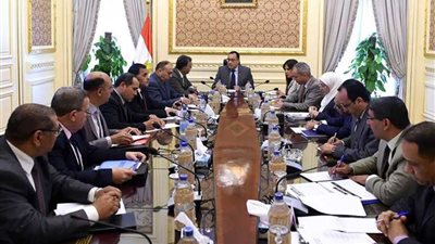 رئيس الوزراء يتابع موقف تنفيذ خطة تطوير سكك حديد مصر