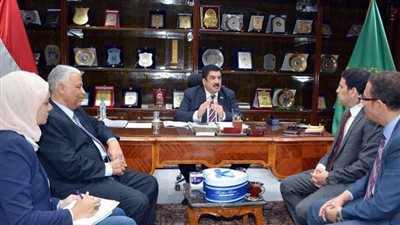 محافظ القليوبية يبحث مع الاتصالات ميكنة إدارات العمل