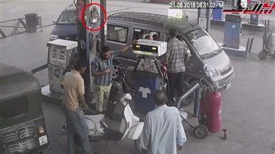 كاميرا المراقبة بمحطة الشرقاوي تكشف قاتل طفليه وتردع المشككين (فيديو)