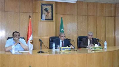 محافظ المنيا يوجه بتنظيم معارض لمستلزمات المدارس