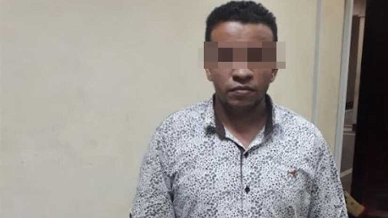 عامل يسرق دبلة ذهب