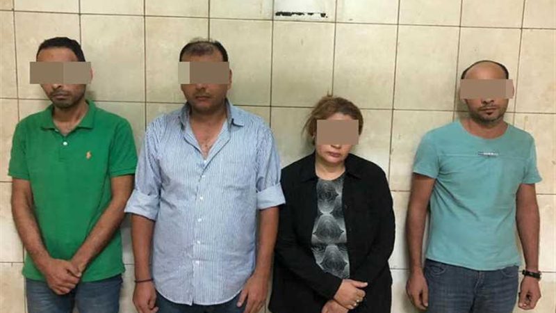 القبض على 3 أجبروا