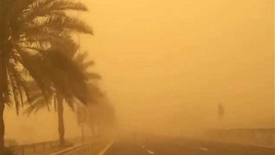 عاصفة ترابية تغلق طريق 