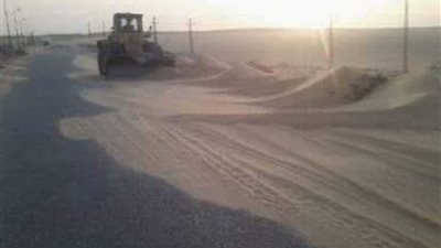 رفع الكثبان المتراكمة بالصحراوي الغربي بأبوقرقاص