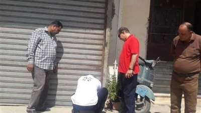 حي المناخ يغلق ٤ محلات للملابس المعدة للتهريب