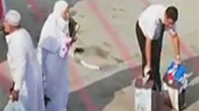 شاهد.. نماذج مشرفة.. طيار يساعد الركاب في إنزال حقائبهم