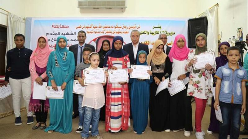 محافظ قنا يكرم الفائزين