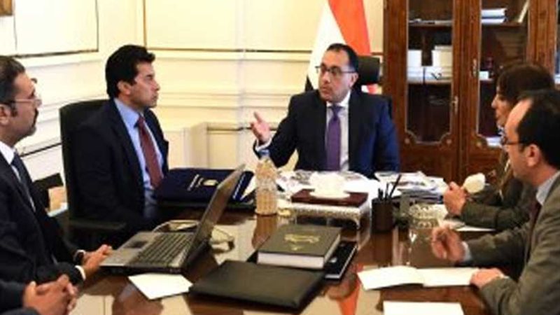 رئيس الوزراء يناقش