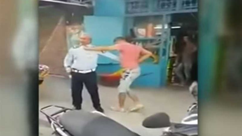 اعتداء شاب على شرطي