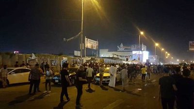 محتجون يحتشدون داخل محطة تابعة لحقل غرب القرنة