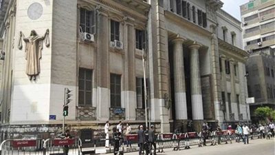 وصول رئيس مباحث حدائق القبة وأفراد قوته لمقر محاكمتهم في تعذيب مواطن