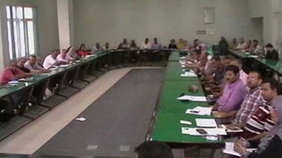 رئيس مدينة المنيا يناقش سبل تطوير العمل بالأحياء والقرى