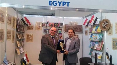 جناح مصر بمعرض موسكو للكتاب يهدي درع هيئة الكتاب للمستشار الثقافي بروسيا