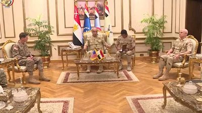 شاهد.. لقاء وزير الدفاع ورئيس الأركان مع قائد القيادة المركزية الأمريكية
