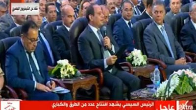 السيسي للمصريين عن الطرق المتهالكة: أنا منكم وكنت شايف ده كويس (فيديو)
