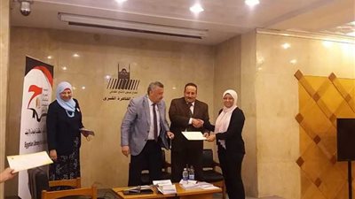 خبراء يناقشون 