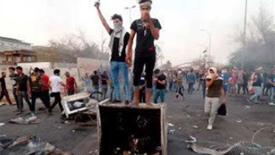 (البصرة حرة حرة.. إيران برا برا)..هتافات متظاهري العراق