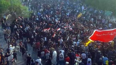 المتظاهرون في مدينة البصرة العراقية يقتحمون القنصلية الإيرانية