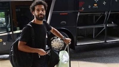 محمد صلاح يغادر مطار القاهرة الدولي متوجها إلى إنجلترا