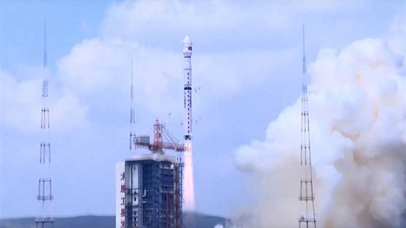 الصين تطلق قمرا اصطناعيا