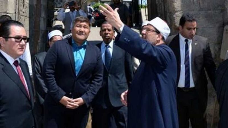 وزير الأوقاف يلتقي