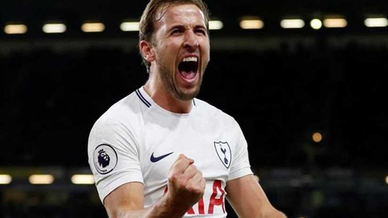 هاري كين يتسلم الحذاء