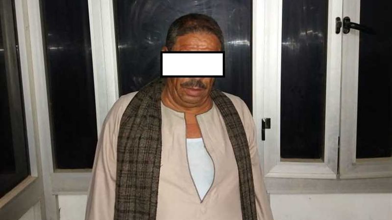 القبض على عامل باع