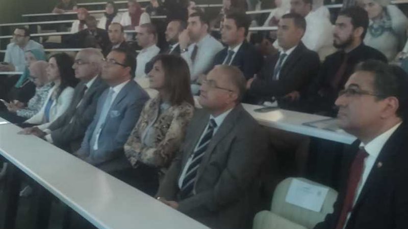 وزيرة الهجرة تصل