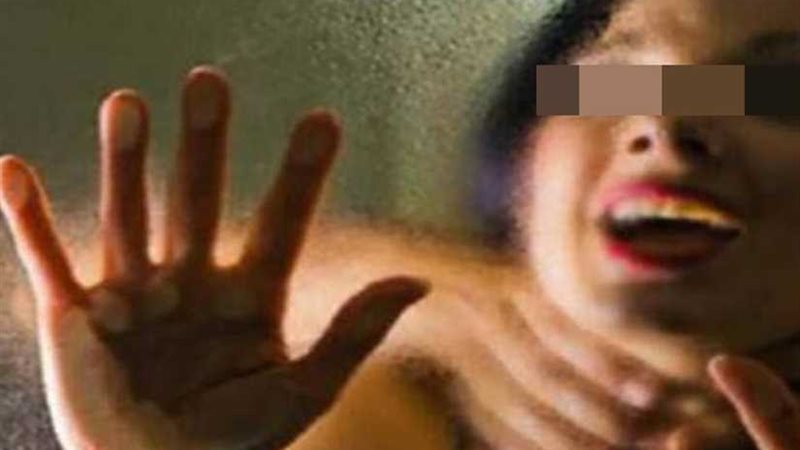 يقتل زوجته لضبطها