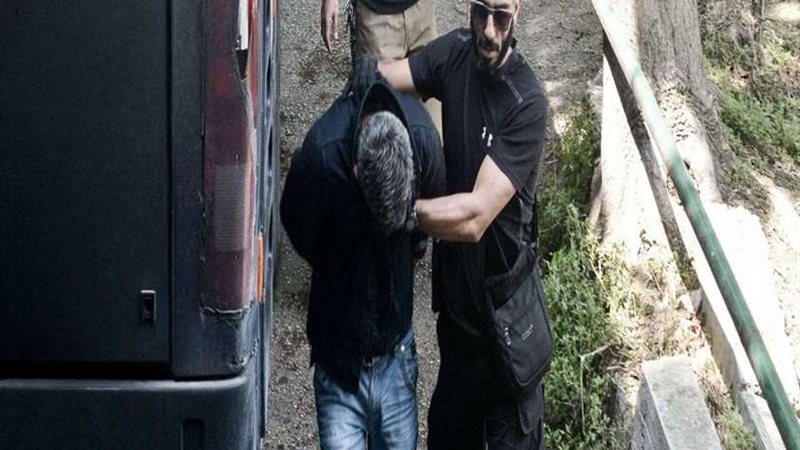 إصدار مذكرات اعتقال