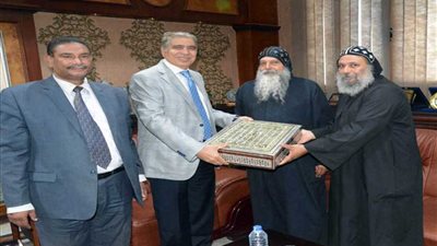 وفد دير الأنبا صموئيل يهنئ محافظ المنيا ويهديه 