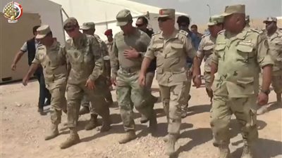 شاهد.. قائد القيادة المركزية الأمريكية يتفقد القوات المشاركة في 