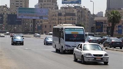 الحالة المرورية بالقاهرة الكبرى.. انتظام حركة السيارات بالمحاور والميادين