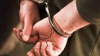 ضبط موظف أوهم مواطنين بقدرته على إنهاء تراخيص السيارات بأبو المطامير