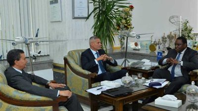 رئيس مصر للطيران يستقبل سكرتير عام اتحاد شركات الطيران الإفريقية.. صور