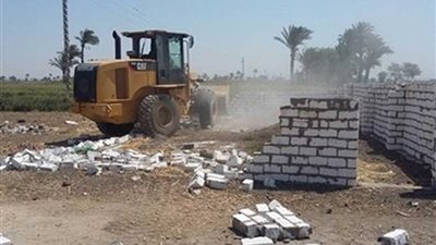 قرى المنيا تواصل حملات إزالة التعديات على الأراضي