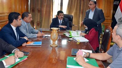 محافظ القليوبية يبحث ملفات منظومة النظافة وسيارات الأجرة