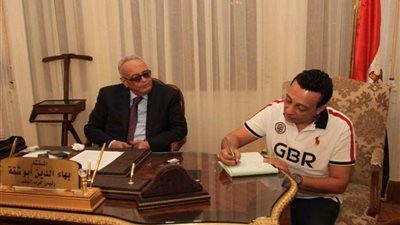 الفنان محمد عبد الحافظ يوقع على استمارة انضمامه لحزب الوفد