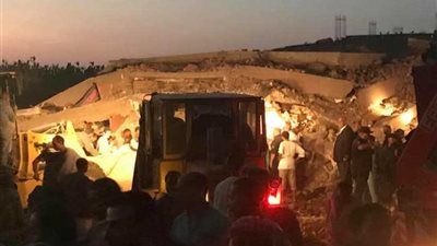 مصرع وإصابة ٥ أشخاص إثر انهيار عقار بمركز منفلوط (صور)