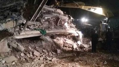 محافظ أسيوط: الدفع بـ 10 سيارات اسعاف ومعدات الانقاذ السريع لعقار منفلوط المنهار..صور