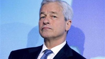 رئيس أكبر مصرف أمريكي يشكك في ذكاء ترامب