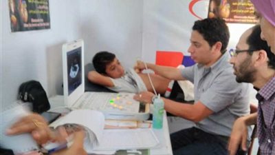 فحص 270 طفلًا في قافلة طبية للقلب بميت أبوالكوم