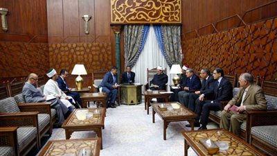 وزير التنمية المجتمعية بكازاخستان يشيد بجهود شيخ الأزهر