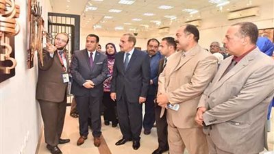 محافظ أسيوط يفتتح معرض 
