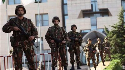 الجيش الجزائري يلقي القبض على إرهابيين غربي البلاد