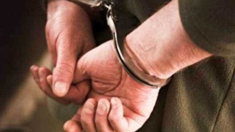 ضبط موظف أوهم مواطنين